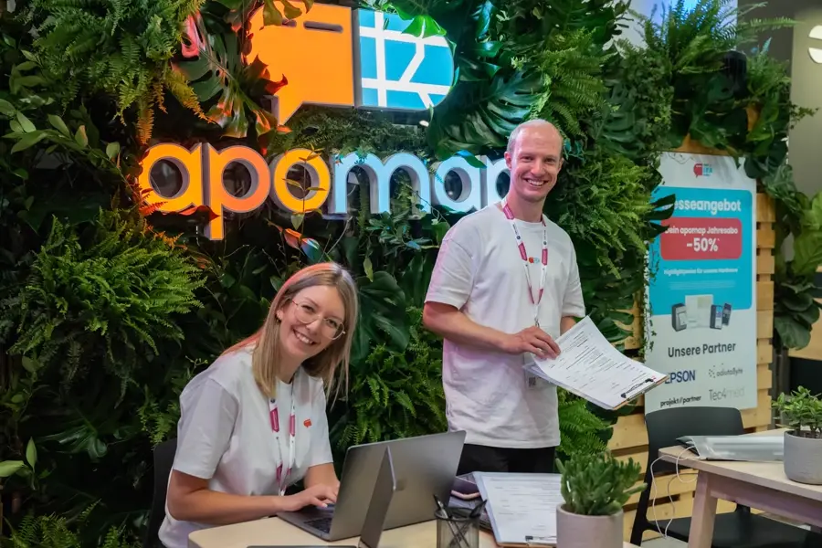 apomap Team am Messestand im Gespräch mit Apotheken