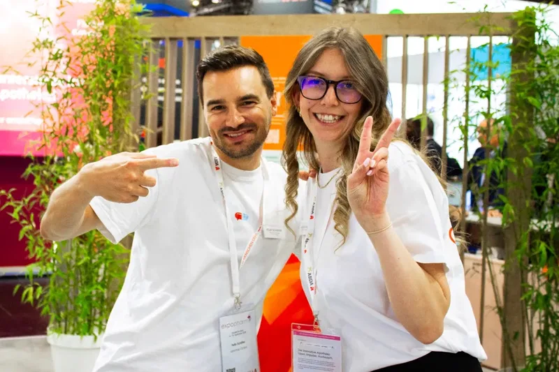 Felix Schäfer und Halina Sommer am apomap Messestand