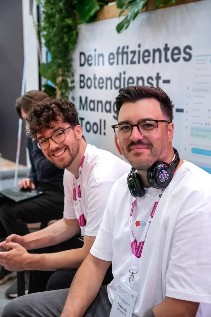 Moritz und Philipp Schäfer am apomap Stand auf der expopharm